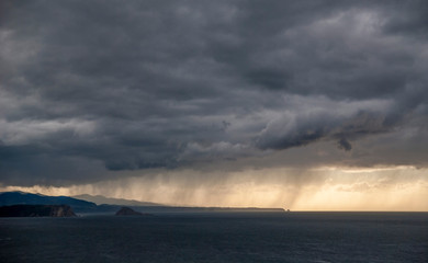 Tormenta y lluvia sobre el mar cantábrico