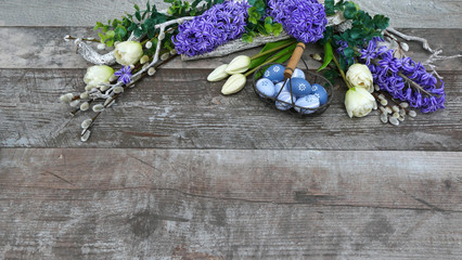 Ostereier auf rustikalem Holzhintergrund