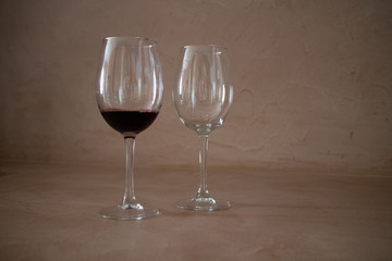 2 wine glasses, red wine