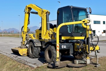 Roadside maintenance mower vehicle with brushcutter and disk equipments