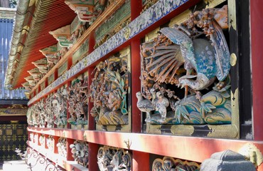 Obraz premium Traditional Japanese temple architectonic decoration showing birds, Nikko, Tokyo, Japan
