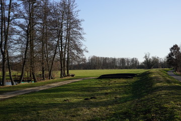 Umgedrehte Spreewaldkähne am Deich bei Lübben
