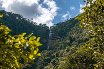 hermosa cascada, representa naturalidad
