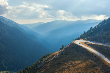 Droga w górach w Rumunii. 