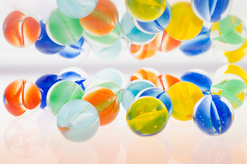 綺麗なカラフルなビー玉