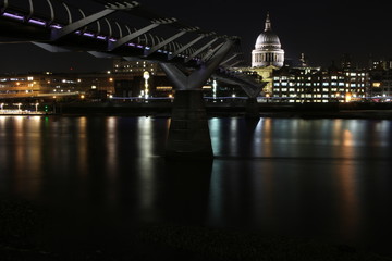 Fototapeta na wymiar St Paul’s Cathedral with shimmering Thames