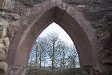 Fototapeta na wymiar alter gotischer Fensterbogen einer Klosterruine