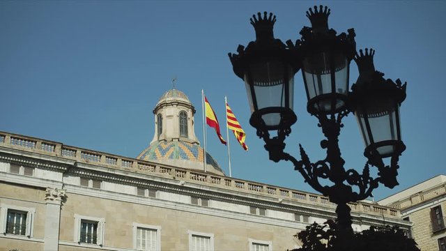 edificio de la Generalitat en la plaza sant Jaume con las banderas al viento