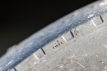 Close up von einem schwarzen Reifen aus Gummi