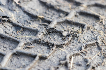 Abdruck von Reifen am Boden