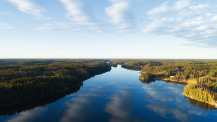 Fototapeta premium Panoramiczny widok z lotu ptaka na piękne ogromne jezioro w Nuuksio w Finlandii. Park Narodowy.