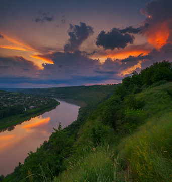 Dniester Canyon - a canyon formed by the Dniester River and located on the border of 4 regions: Ivano-Frankivsk, Ternopol, Chernivtsi and Khmelnitsky. Its total length is about 250 km, which ensures t