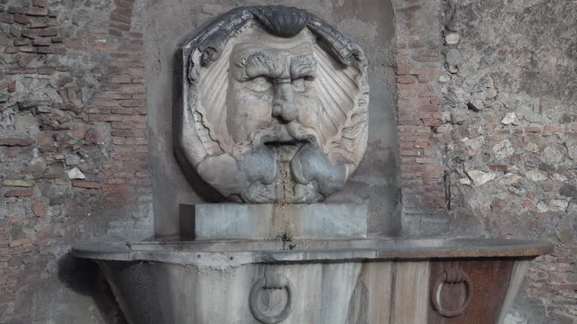 Roma, Italia. Parco degli Aranci. Fontana all'ingresso.