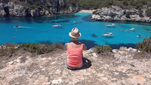 Une femme se reposant en haut d'une falaise &agrave; Minorque