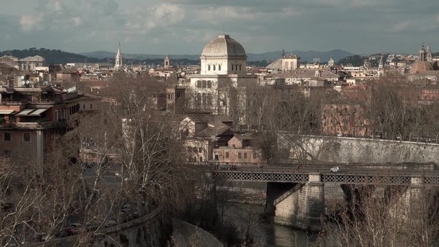 Roma, Italia. Vista dal belvedere del Parco degli Aranci. Sinagoga