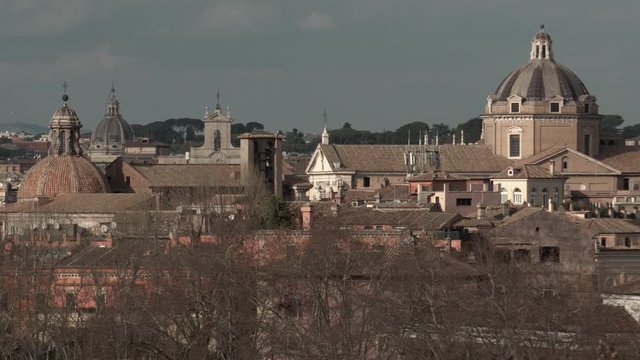 Roma, Italia. Vista dal belvedere del Parco degli Aranci. Chiesa del Ges&ugrave; e sullo sfondo campanile di Palazzo Montecitorio