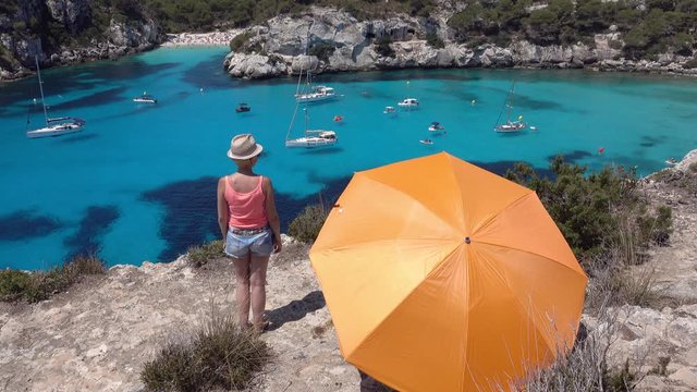 Une femme se reposant en haut d'une falaise &agrave; Minorque