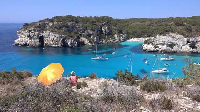 Une femme se reposant en haut d'une falaise &agrave; Minorque