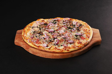 pizza with ham and cheese