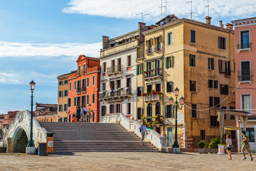 Fototapeta na wymiar Ponte de la Veneta bridge and colored buildings in Venice