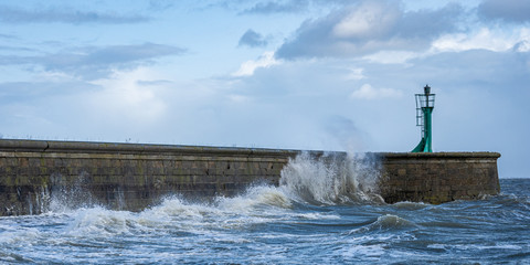 Wellen schlagen auf eine Mole