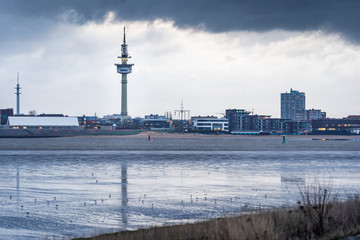 Fototapeta na wymiar Bremerhaven am Morgen unter dramatischem Himmel