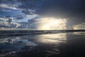 ekspresyjne niebo i morze w pochmurny dzień © KOLA  STUDIO