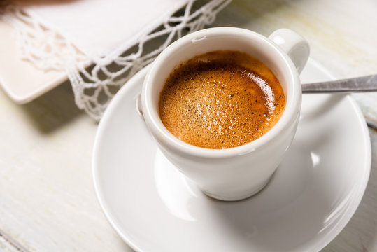 Tazzina di classico espresso italiano