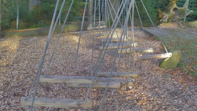 Gincana infantil de troncos y cuerdas en balanceado alterno