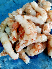 peeled prawns on the cutting board