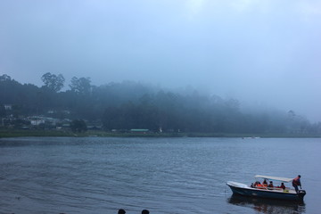 Naklejka premium boat at sunset