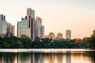 Fototapeta premium Beautiful lake of a Brazilian modern city during the sunset. Sunset at Igapo lake, Londrina PR Brazil.