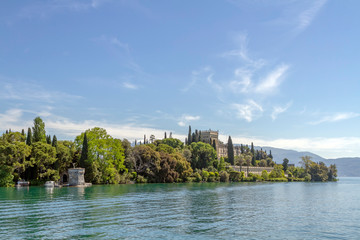 Obraz premium Blick auf die Isola del Garda