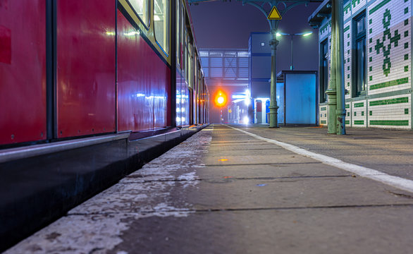 Berliner S-Bahn fr&uuml;her morgen betriebsbeginn nahverkehr Endstation Umland Berlin Berufsverkehr Bahnhof Bahnsteig Station Umsteigen Fahrtarif Fahrplan Monatskarte Fahrkarte Pendelverkehr Betriebspause