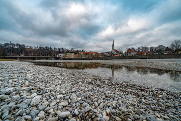 Das Isarufer vor der Altstadt von Bad Tölz