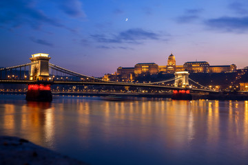 Szechenyi Chain Bridge on the Danube river at night. Budapest, Hungary.