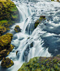 Obrazy na Szkle  Wspaniały widok na wodospad na rzece Skoga. Zielony letni widok z trekkingu turystycznego ze słynnego wodospadu Skogafoss na szczyt rzeki. Piękny poranek scena Islandii, Europy.