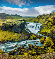 Fototapety  Wspaniała letnia scena wodospadu na rzece Skoga. Wspaniały letni widok z trekkingu turystycznego ze słynnego wodospadu Skogafoss na szczyt rzeki. Malownicza scena poranna w Islandii, Europie.