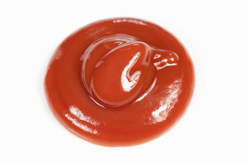 ketchup sur un fond blanc