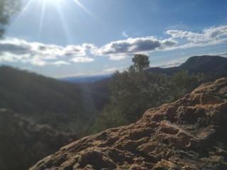 Fondo borroso con un fondo de monatañas y un brillo de sol