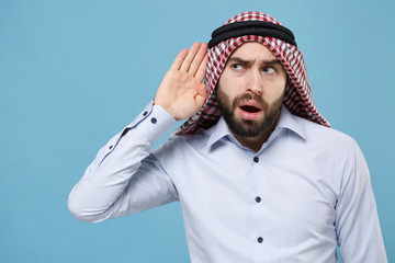 Bearded arabian muslim man in keffiyeh kafiya ring igal agal casual clothes isolated on pastel blue...