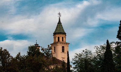 Torre del campanario de la iglesia en la ciudad