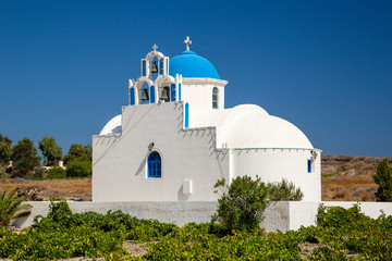 Fototapeta na wymiar Kirche bei Akritori auf Santorin in Griechenland