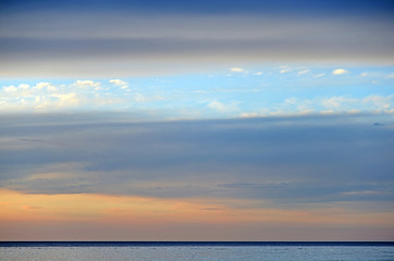 Fototapeta premium Wolken über dem Meer