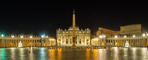 Fototapeta na wymiar Der Petersdom in der Vatikanstadt bei Nacht