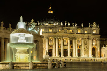 Der Petersdom in der Vatikanstadt bei Nacht