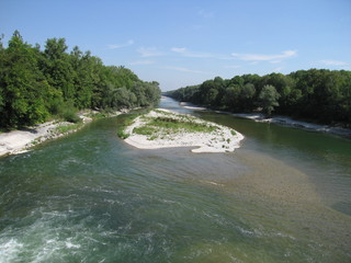 Isar am Englischen Garten in München mit Kiesbank