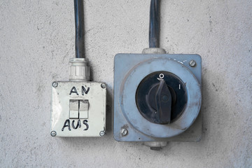  alte Lichtschalter in einer verlassenen ehemaligen Fabrik in Magdeburg