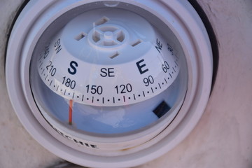 bussola magnetica che indica la deirezione sud © GIOVANNI