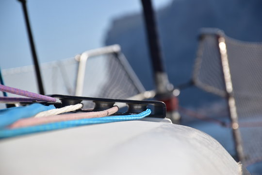 carrucole di rinvio della drizze di una barca a vela